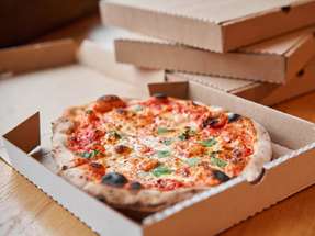 PFAS wurden bislang unter anderem in Pizzakartons, Burger-Boxen und Pommestüten eingesetzt. Neue EU-Grenzwerte beschränken die Verwendung der Ewigkeitschemikalien in Lebensmittelverpackungen.