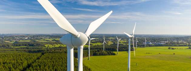 Aus rezyklierten Glas- und Carbonfasern werden beispielsweise Garne und Gewebe für neue Bauteile oder für Reparatur-Sets von Windkraftanlagen entwickelt. 