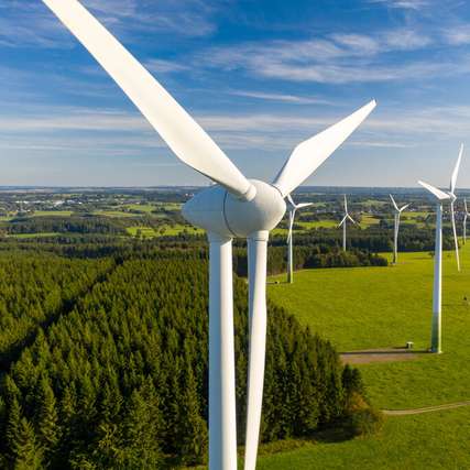 Aus rezyklierten Glas- und Carbonfasern werden beispielsweise Garne und Gewebe für neue Bauteile oder für Reparatur-Sets von Windkraftanlagen entwickelt. 