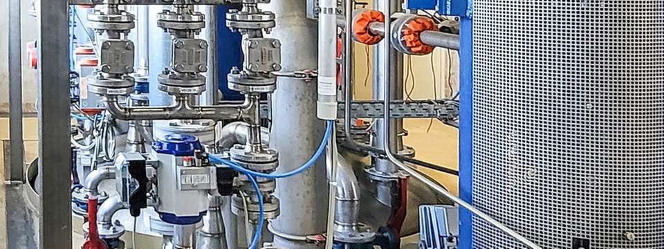 Ein Gleitschieberventil Typ 8043 von Schubert & Salzer regelt den Durchfluss von flüssigem und gasförmigem Schwefeldioxid in den Reaktionsbehälter.