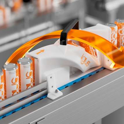 Der 3D-gedruckte Produktwender mit verdrehter Führungskontur ist für Dosen auf Förderbändern geeignet.