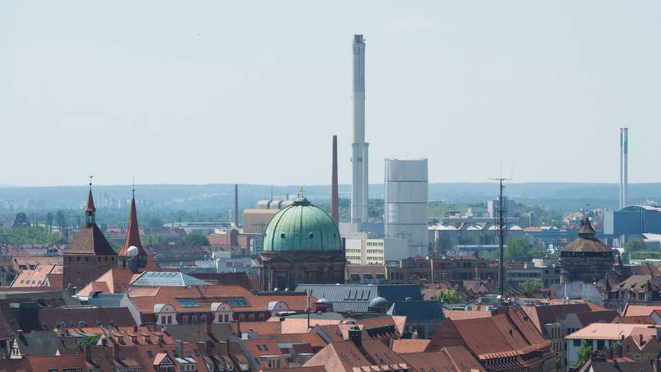 Der Nürnberger Wärmespeicher, der Ende 2014 in Betrieb ging, ist nach Angaben von N-Ergie einer der höchsten und modernsten Wärmespeicher Europas. Er hat einen Durchmesser von 26 Metern und eine Höhe von 70 Metern.