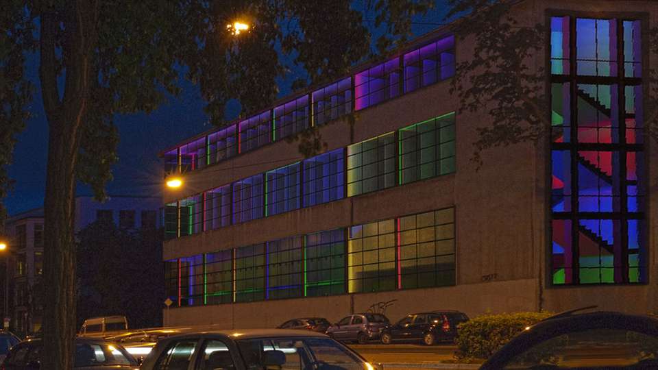 Der Kölner Künstler Robin Uber setzte die Idee eines dreidimensionalen Licht-Bildes nach Vorbild des Bauhaus-Malers Piet Mondrian um. Er verwendete rund 350 Meter Mantelleitungen für Strom- und Datennetz und insgesamt 1.770 Meter Kupferadern.