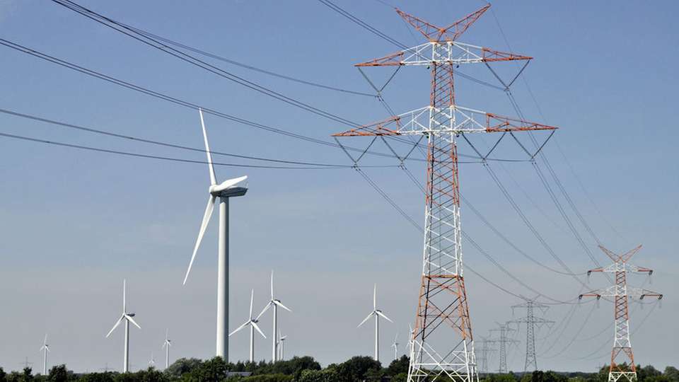 Windkraftwerke und Hochspannungsleitungen stehen für die Einbindung wachsender Mengen an erneuerbaren Energien ins Stromversorgungssystem.