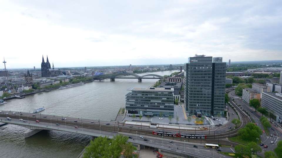 Seit dem 1. August 2013 steuert der Spezialchemie-Konzern offiziell seine weltweiten Geschäfte vom Kölner Lanxess Tower aus.
