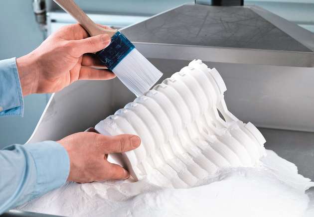 Der bei EOS produzierte bionische Handling-Assistenz besitzt seine Funktionalität sofort nach der Herstellung durch Laser-Sintern. Der Pinsel entfernt nur noch haftendes Pulver.