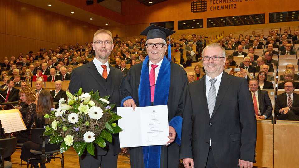 Prof. Dr. Thomas Lampke (l.), Prodekan für Forschung, Internationales und Gleichstellung der Fakultät für Maschinenbau, und Prof. Dr. Andreas Schubert (r.), Kommissarischer Rektor der TU Chemnitz, verliehen Friedhelm Loh vor großem Auditorium feierlich die Ehrendoktorwürde.