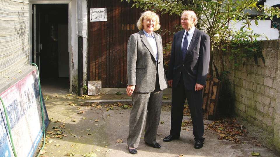 1964
Igus wird gegründet. Im Bild stehen Günter und Margret Blase vor der Garage, in der alles anfing. 