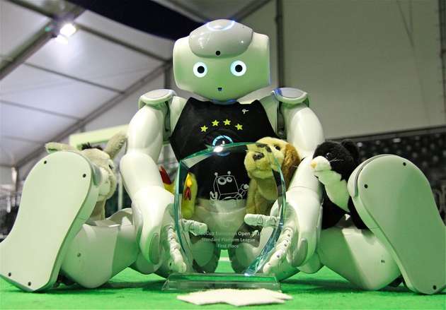 Alle Fußball-Teams, die am RoboCup-Wettbewerb teilnehmen, verwenden dasselbe Robotermodell, nämlich den humanoiden Roboter NAO der französischen Firma Aldebaran Robotics. 