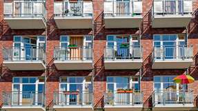 Wohnen in der Großstadt: Mietwohnungen sind für Durchschnittsverdiener laut einer Studie des IW erschwinglicher geworden.