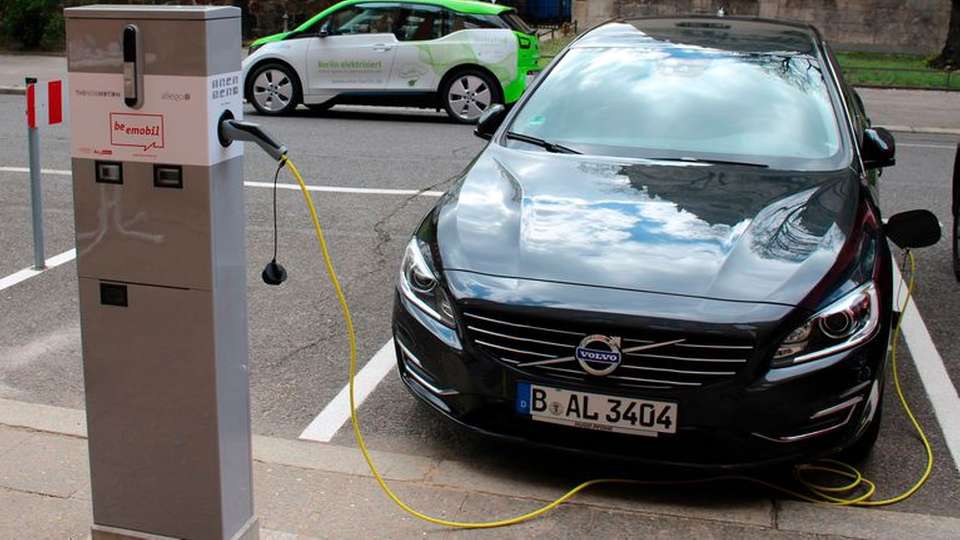 Ladepunkt für Elektroautos: Bis Mitte 2016 sollen in Berlin 400 Wechselstrom-Lademöglichkeiten im öffentlichen Raum entstehen.