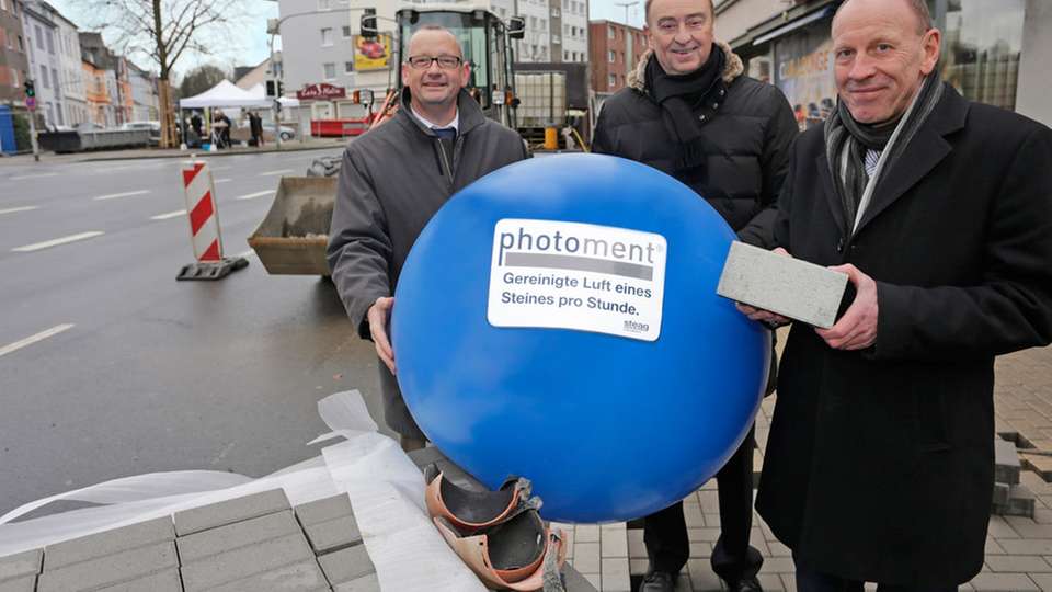 Spatenstich an der Teststrecke: Oberbürgermeister Bernd Tischler (rechts), Burkhard Drescher (Mitte), Geschäftsführer der Innovation City Managementgesellschaft, und Andreas Hugot (links), Sprecher der Geschäftsführung der Steag Power Minerals