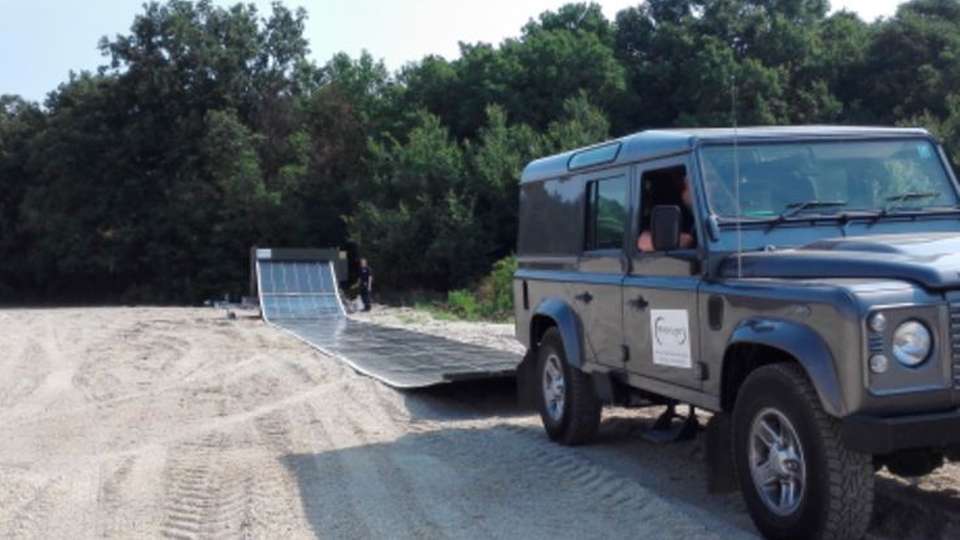 Das Abrollen der Photovoltaik-Moldule übernimmt ein Auto.