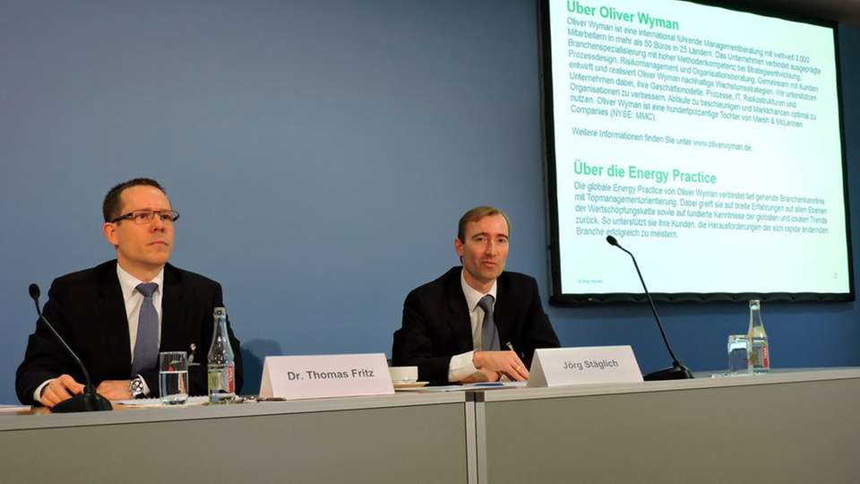 Oliver-Wyman-Experten bei der Vorstellung der Studie (von links): Dr. Thomas Fritz (Principal im Beratungsbereich Energie) und Jörg Stäglich (Partner)