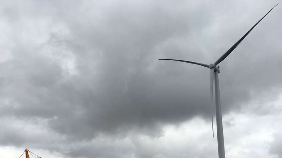 Das erste Windrad steht: In Wales entsteht derzeit der Windpark „Pen y Cymoedd“. 