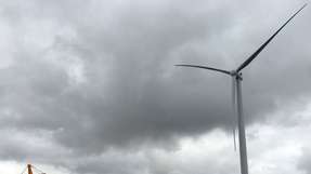 Das erste Windrad steht: In Wales entsteht derzeit der Windpark „Pen y Cymoedd“. 