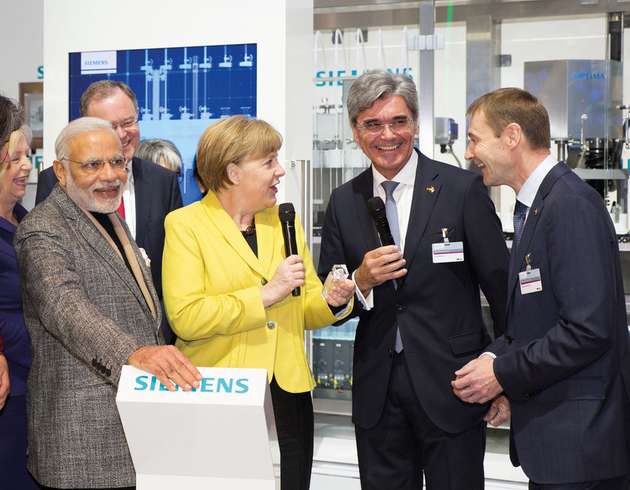 Ein Traum für Optima und Siemens: Angela Merkel würdigt die Individualisierungsmöglichkeiten über modernen Anlagenbau auf der Hannover Messe 2015. 