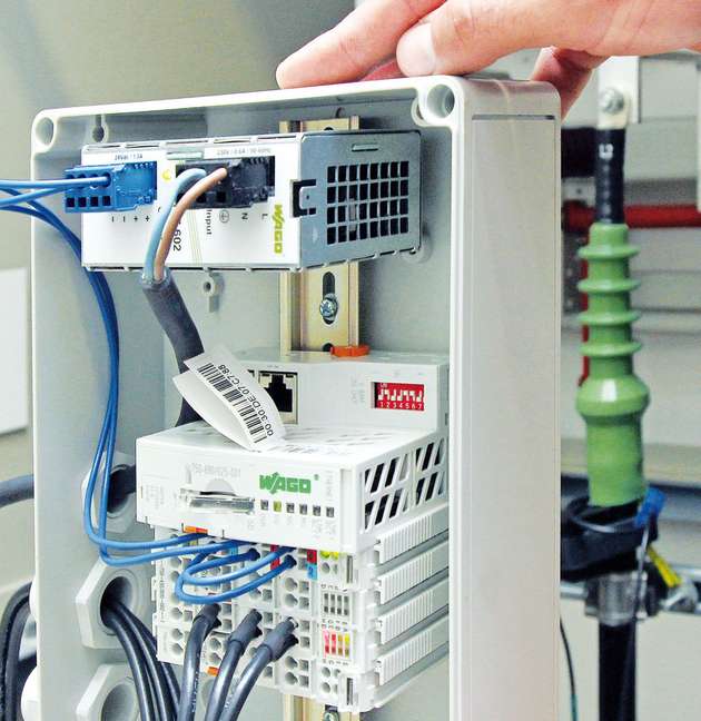 „Clevere“ Komponenten: Eine Ethernet-Fernwirksteuerung und eine 3-Phasen-Leistungsmessklemme messen Stromflüsse, rechnen sie in Fernwirkvariablen um und übermitteln sie über standardisierte IEC-Protokolle an den Energieversorger.