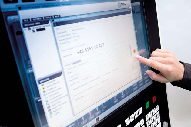 Im Servicefall betätigt der Maschinenbediener lediglich die Servicetaste im Customer-Cockpit. Direkt dort meldet sich darauf per Fernzugriff ein Techniker.