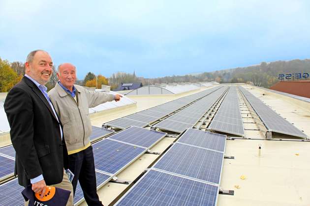 Setzen auf Eigenversorgung: Firmeninhaber Manfred Geiß und Anlagenplaner Horst Ebitsch vor einer PV-Eigenverbrauchs-Anlage.