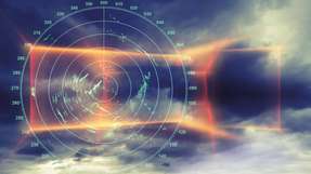 Radar: Die Position von Flugzeugen oder Schiffen lassen sich auf dem Bildschirm verfolgen. In der Logistik oder Industrie übernehmen Sensoren diese Aufgabe.