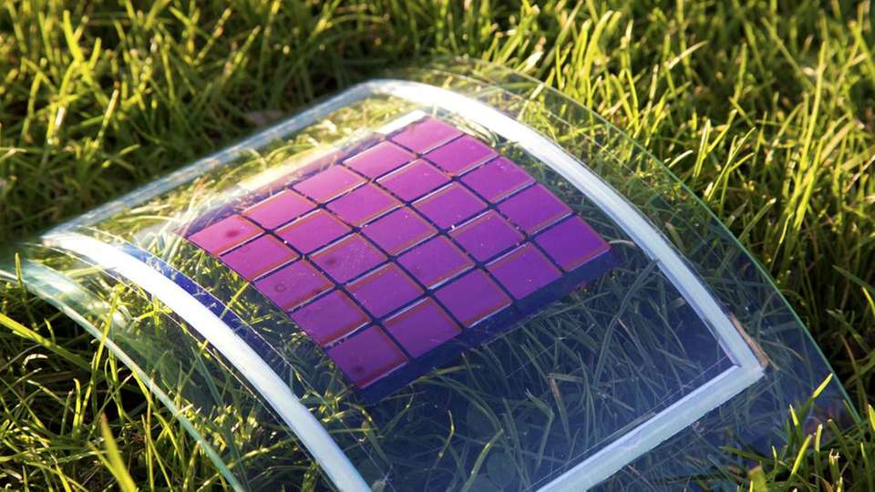 Die am KIT entwickelten Solarzellen sind flexibel und ohne gesundheitsschädliche Lösungsmittel.