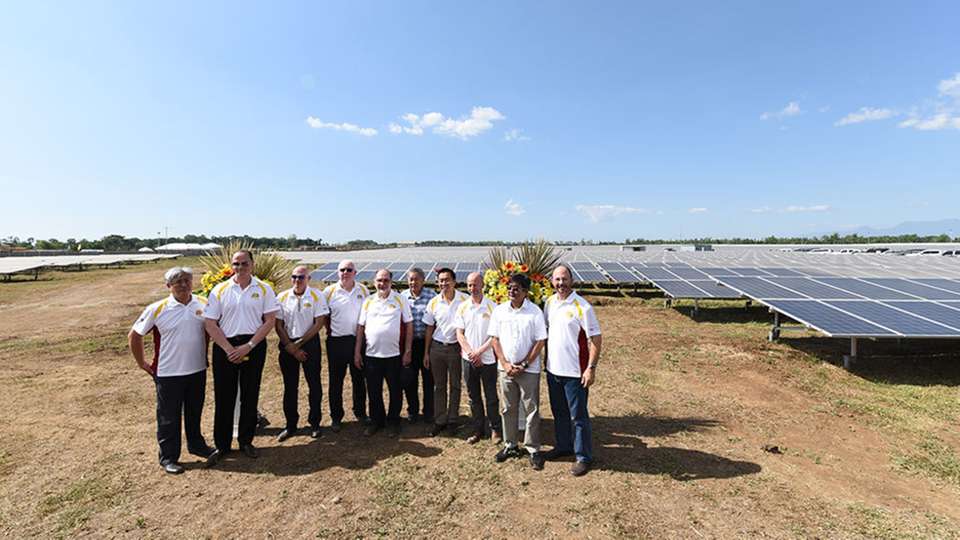 In Betrieb genommen: Der Solarpark San Carlos Solar Energy auf den Philippinen versorgt tausende Menschen mit sauberem Strom.