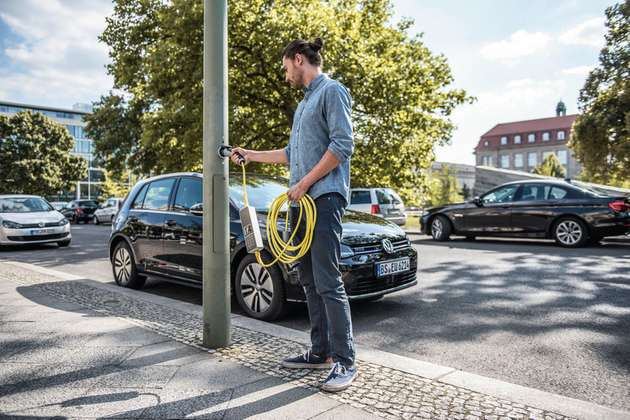 Mit den „intelligenten“ Ladekabeln des Berliner Startups Ubitricity kann man sein Elekto-Auto mal eben an der Straßenlaterne aufladen.