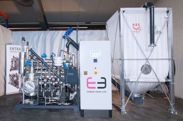 Kleinkraftwerk zur dezentralen Energieversorgung: Der Mikro-Biomasse-Generator „E3“ hier mit Pelletsbehälter ist seriengefertigt und vollautomatisch. 