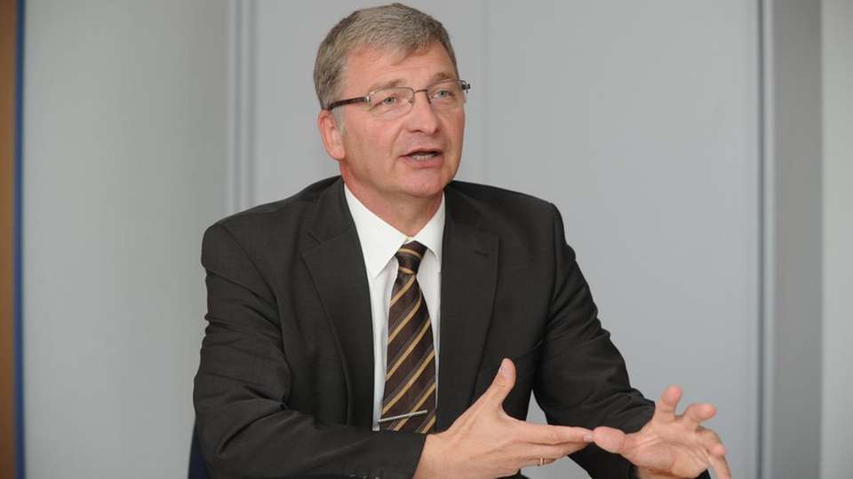 „Langfristig besteht die Vision, eigenständig automatisierte Module flexibel miteinander zu kombinieren und einen Prozess durch vorhandene Module abbilden zu können. “
Axel Haller, ABB, Vorsitzender des ZVEI-AK Modulare Automation