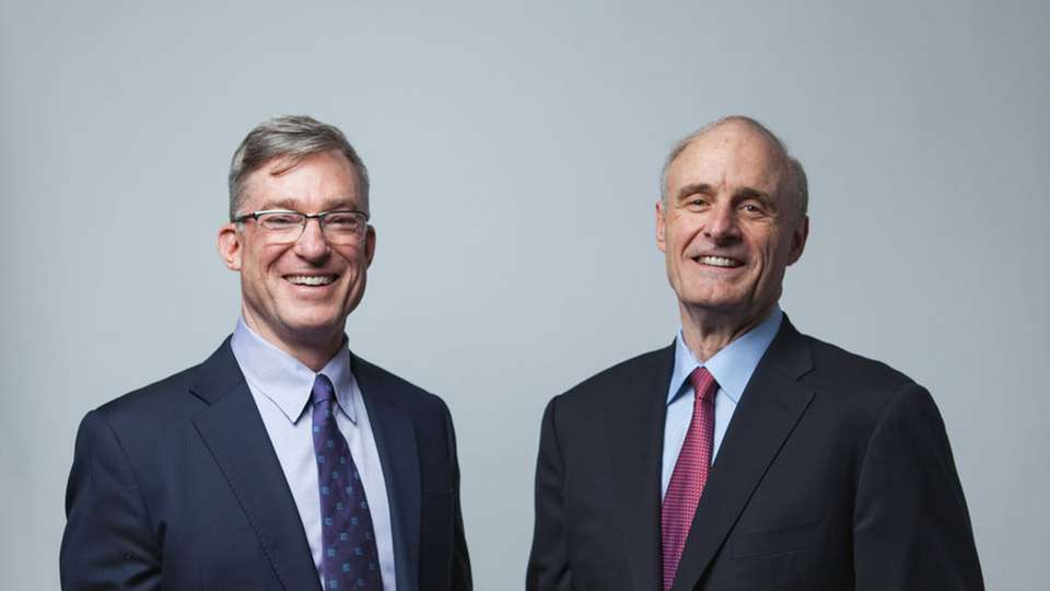 Blake Moret (links) tritt die Nachfolge von Keith D. Nosbusch (rechts) an, der Rockwell Automation weiter als Aufsichtsratsvorsitzender verbunden bleibt.