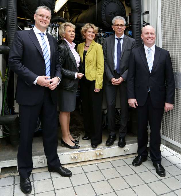 Einweihung vor einem Jahr (von links): Der Mainova-Vorstandsvorsitzende Dr. Constantin H. Alsheimer, Thüga-Aufsichtsratsvorsitzende Dr. Petra Roth, Wirtschaftsministerin (Rheinland-Pfalz) Eveline Lemke, Wirtschaftsminister (Hessen) Tarek Al-Wazir und Mainova-Aufsichtsratsvorsitzender Uwe Becker vor der P2G-Demonstrationsanlage auf dem Werksgelände in der Schielestraße.