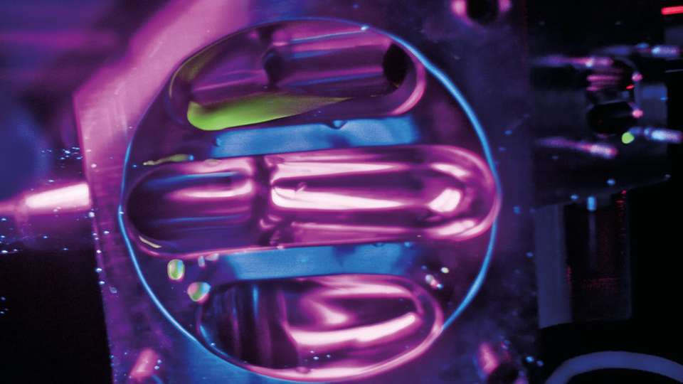 Mithilfe von Riboflavin, das sich unter UV-Licht fluoreszierend verfärbt, lassen sich Durchströmbarkeit und Reinigbarkeit fluidischer Systeme zuverlässig nachweisen.