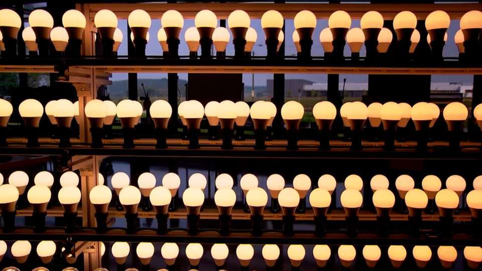 LED effizient produziert: Im Video „Materialeffiziente Produktion von LED-Lampen“ wird die Produktion vorgestellt.
