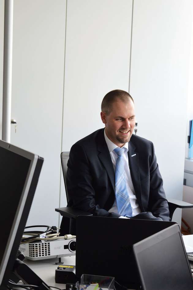 Konzentrierter Zuhörer: In einer Telefonkonferenz stimmt sich Christian Geubert mit seinen US-Kollegen ab.