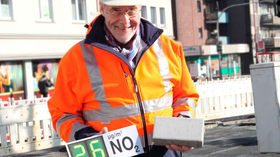 Baut Stickstoffe ab: Der photokatalytische Betonzusatzstoff „Photoment“ baut Stickoxide aus der Luft ab. Betonsteine aus dem Material kommen in Bottrop bereits in einer Teststrecke zum Einsatz.