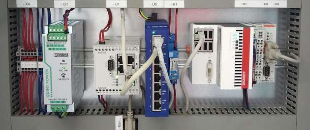 Der BTC-Grid-Agent-Netzregler in der dezentralen Variante auf einem Standard-Industrie-PC (im Bild rechts).