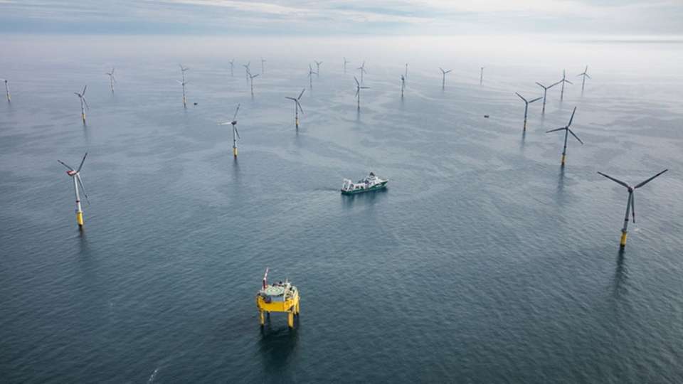 Die Umspannstation ist der Logistik-Stützpunkt inmitten des Windparks Global Tech I. Er liegt in der Nordsee, 140 Kilometer vor der Küste von Emden.