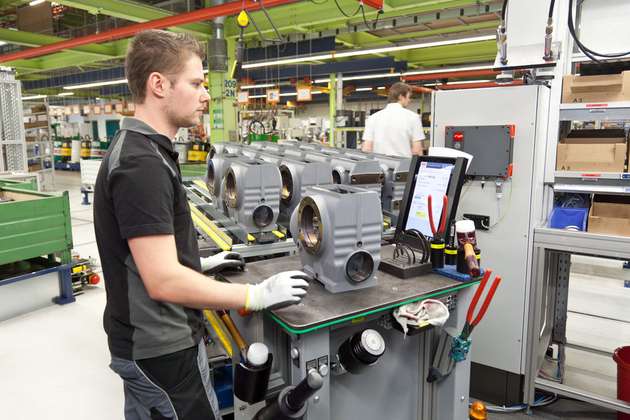 Nicht nur der Transport der Werkstücke, auch die Montage erfolgt auf mobilen Fahrzeugen innerhalb von flexiblen Produktionsinseln.