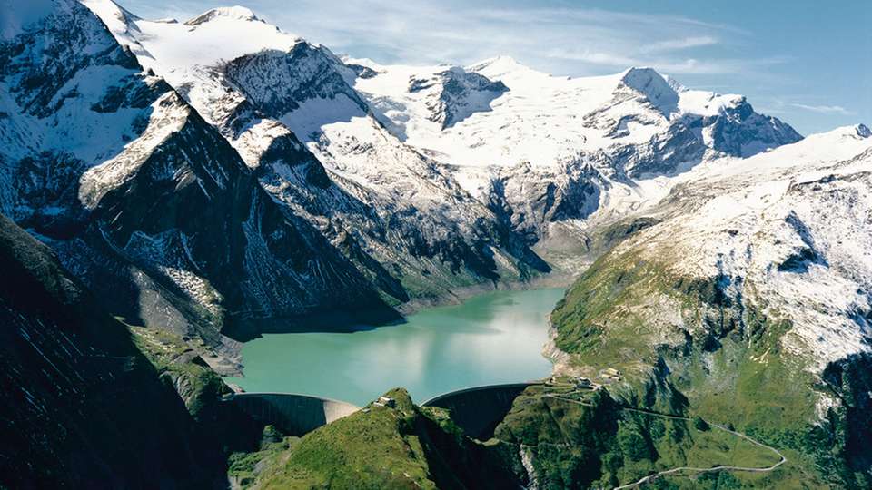 Helfer der Energiewende: Mit Pumpspeicherkraftwerken wie Limberg II in Österreich lässt sich Strom aus Wind- und Solaranlagen zuverlässig in den Netzen einsetzen.