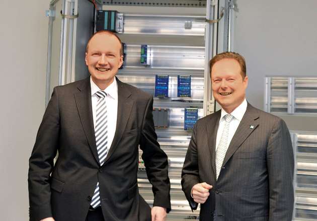 „Geschäfte werden zwischen Menschen gemacht“, sagt Inhaber Udo Lütze (rechts). Er und Geschäftsführer Norbert Gemmeke (links) zeigten uns einen Schaltschrank mit LSC AirSTREAM Verdrahtungssystem.