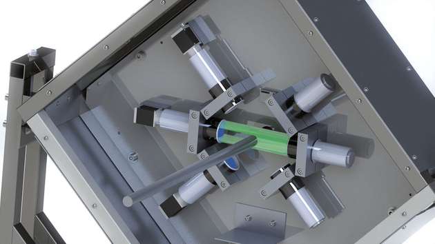 Detail des Machine-Vision-Systems von FCC PS: drei Kameras auf der linken und drei parallel gerichtete Lichtquellen auf der rechten Seite des Stabs.