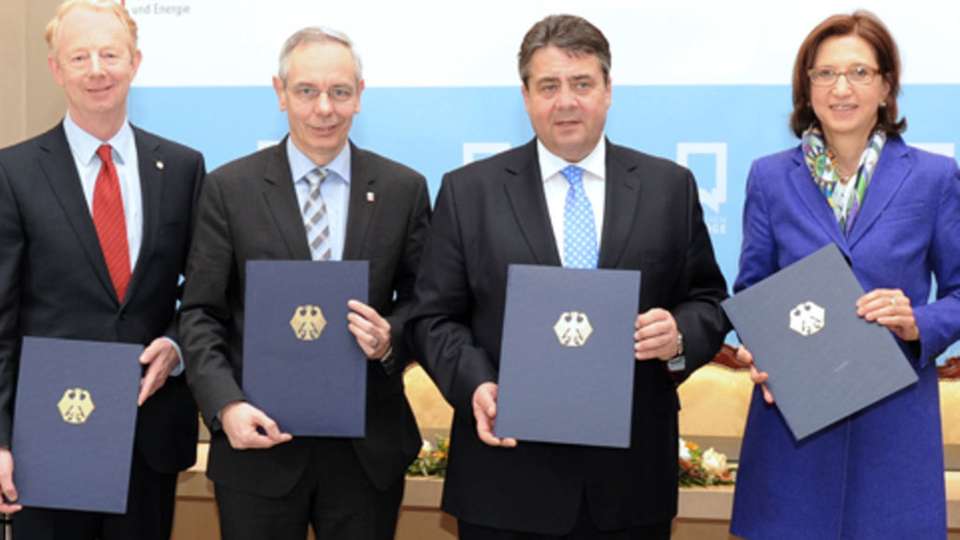 Das Dokument wurde von Bundeswirtschaftsminister Sigmar Gabriel (zweiter von rechts), dem Präsidenten des Verbandes der Chemischen Industrie (VCI), Marijn Dekkers (l.), der Präsidentin des Bundesarbeitgeberverbandes Chemie (BAVC), Margret Suckale (r.), und dem Vorsitzenden der Industriegewerkschaft Bergbau, Chemie, Energie (IG BCE), Michael Vassiliadis, unterzeichnet. 