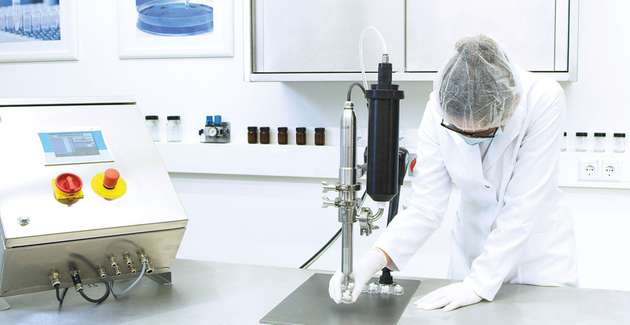Die Abfüllung kleiner Mengen hochwirksamer viskoser Stoffe erfolgt mit ViscoTec-Dosiertechnologie halbautomatisiert.