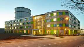 Außenansicht: Die neue Firmenzentrale der Stadtwerke Lübeck in Holzbauweise