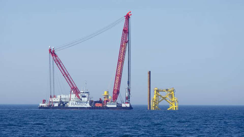 Die Installation des Fundaments für das Umspannwerk des Windparks Nordsee One ist abgeschlossen.