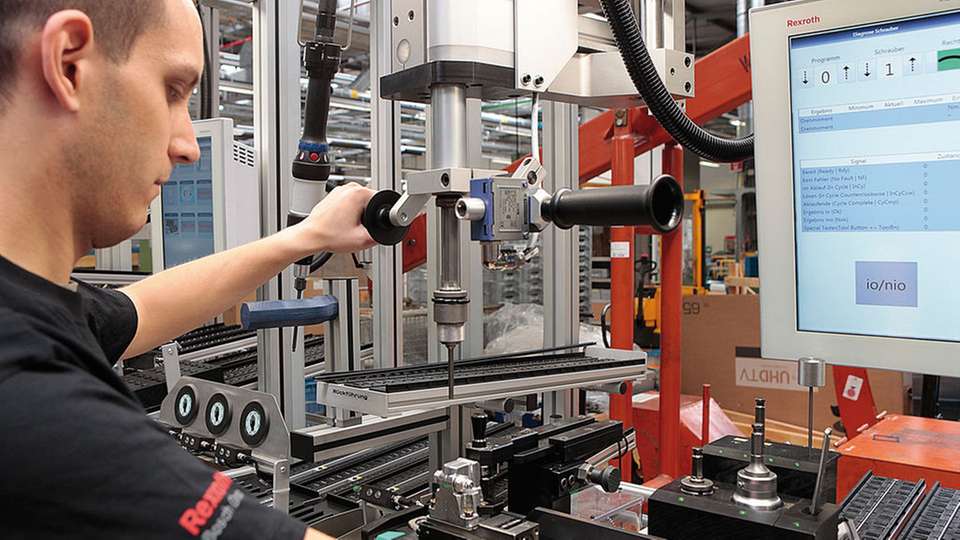 Monitore an der vernetzten Multiproduktlinie im Bosch-Werk Homburg zeigen auf den jeweiligen Mitarbeiter abgestimmte Arbeitsanweisungen an.