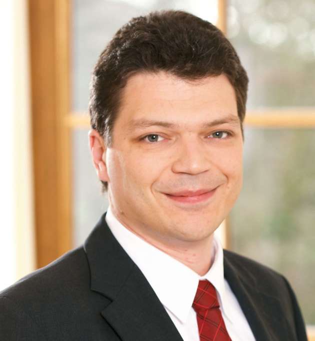 Maik Decker, Zimmer: „Elektrische Greifer bieten eine platzsparende Variante mit einer Einkabellösung in der sämtliche Steuerleitungen und die 24V-Stromversorgung zusammengefasst sind.“