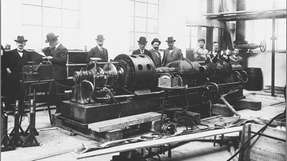 1891 fing alles an - hier zu sehen die Gründer Charles Brown und Walter Boveri vor einer Dampfturbine.