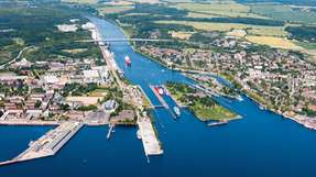 Zeit- und kostensparend: Der Nord-­Ostsee-Kanal bietet Schiffen eine Abkürzung. Seine Modernisierung darf den Schiffsbetrieb nicht stören.